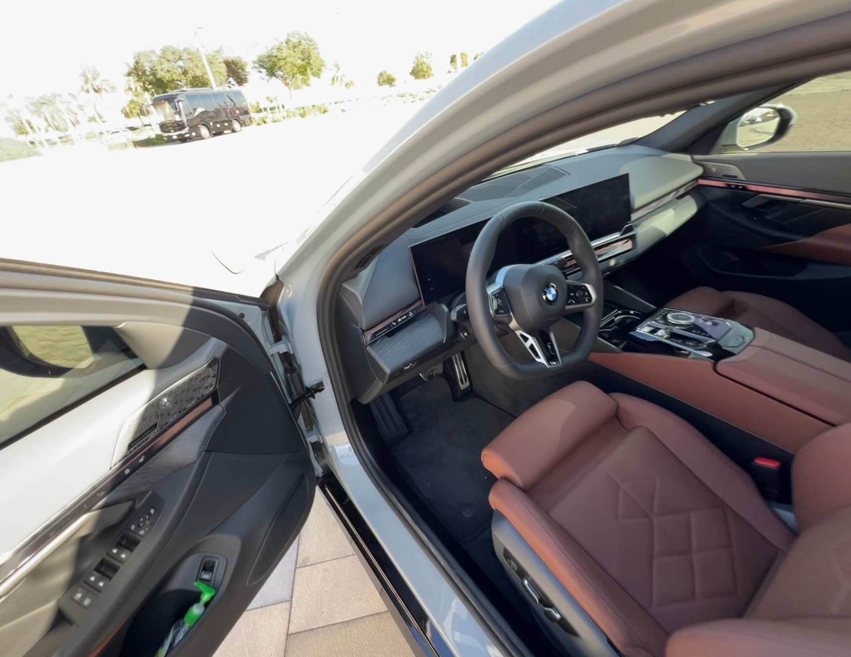 Hellgrün BMW 530i M Sport 2025